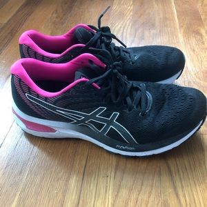 Women’s ASICS Gel-Cumulus Size 9.5 black and pink